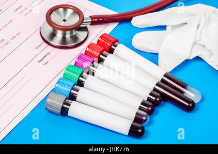 Ensemble de tube avec l'échantillon de sang de vide de sang pour tester avec stéthoscope et formulaire de requête en laboratoire. Banque D'Images