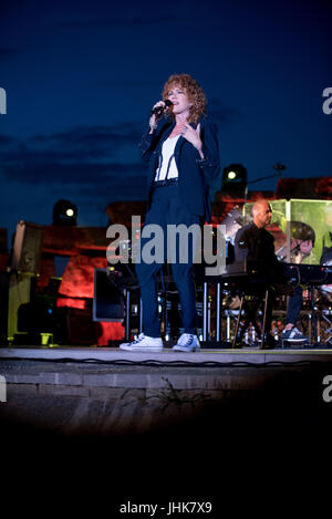 Le chanteur italien Fiorella Mannoia fonctionne à anfriteatro dell'anima à racconigi pour festival Anima Photo : Cronos/Alberto Gandolfo Banque D'Images