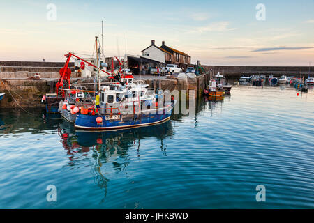 2 Juillet 2017 : Lyme Regis, Dorset, England, UK - bateaux de pêche dans le port au coucher du soleil. Banque D'Images