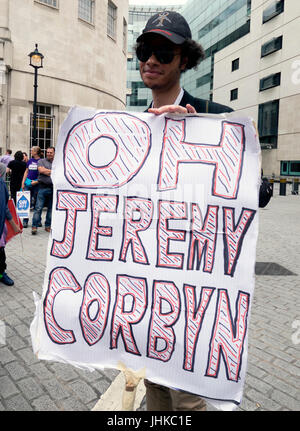 Des milliers de manifestants dans le centre de Londres sur l'Anti-austérité et de se débarrasser de Theresea mai et juillet démonstration du gouvernement conservateur 12017 Banque D'Images