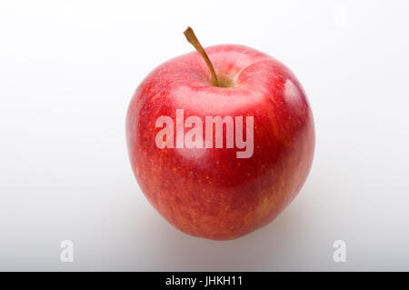 Savoureuse pomme rouge sur fond blanc en vue de face Banque D'Images