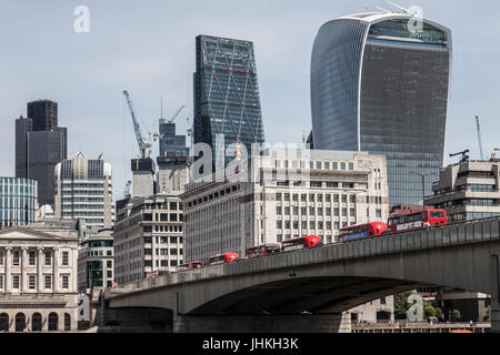 Les bus rouges traversant le pont de Londres vers le quartier financier de la ville de Londres. Adelaide House, 20 Fenchurch Street, le Leadenhall Building, Banque D'Images