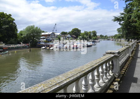 Les hangars à bateaux sur l'île Pie de l'anguille sur la Tamise à Twickenham en Londres Banque D'Images