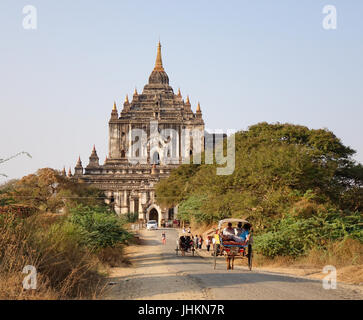 Bagan, Myanmar - Feb 18, 2016. Des voitures à chevaux venant de Thatbyinnyu Temple de Bagan, Myanmar. Bagan est une ville ancienne et l'une des plus importantes Asias ar Banque D'Images