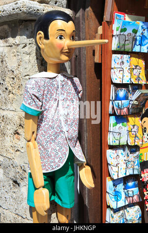 Une copie en bois de Pinocchio dans une boutique de souvenirs à San Gimignano, Italie Banque D'Images