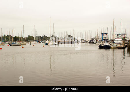 La marina de Port de Lymington entassés accueil à la Royal Lymington Yacht Club. Pris sur un gris terne journée d'été en Juin Banque D'Images