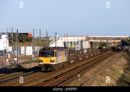 Une locomotive électrique numéro 92011 de classe 92 du EWS qui travaille un train de marchandises en acier vide à Sevington dans le Kent. Banque D'Images