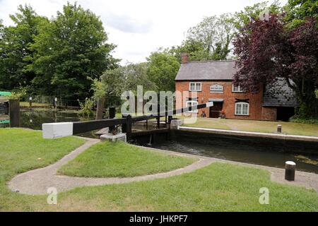 La rivière Wey Navigation dans Surrey, UK . 13 juil 2017 Banque D'Images