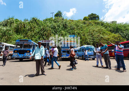 HATTON, SRI LANKA, 10 mars 2016 à la station de bus. Pour trouver votre bus vous avez à écouter les gens crier leur destination Banque D'Images