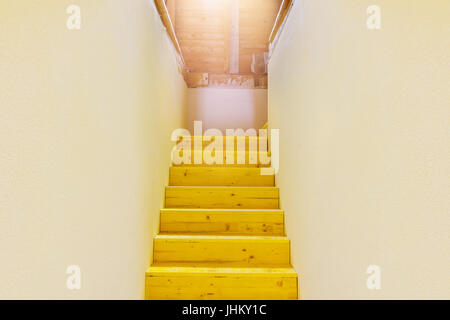 Escaliers de bois à haut brillant grenier Banque D'Images
