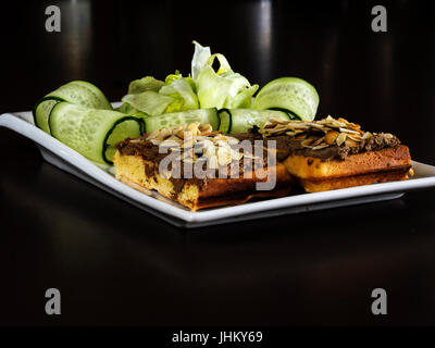 Le pâté de foie sur une gaufre belge Banque D'Images