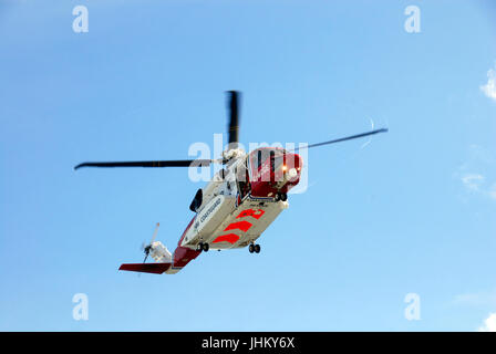 Sikorsky hélicoptère de sauvetage de la Garde côtière sur la mer du Nord d'exploitation Banque D'Images