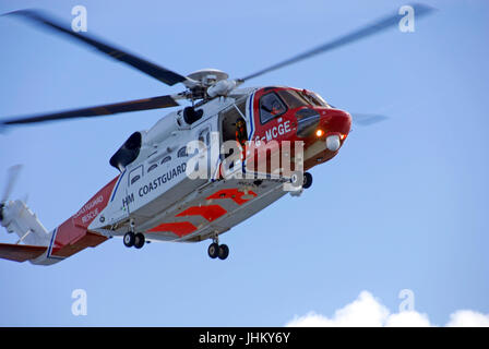 Sikorsky hélicoptère de sauvetage de la Garde côtière sur la mer du Nord d'exploitation Banque D'Images