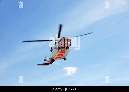 Sikorsky hélicoptère de sauvetage de la Garde côtière sur la mer du Nord d'exploitation Banque D'Images