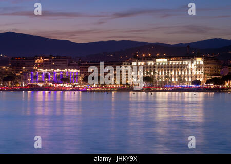 Promenade de la Croisette, Cannes, France at Dusk Banque D'Images