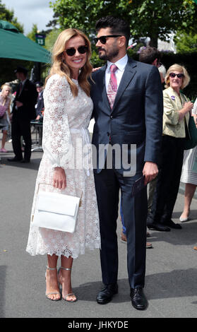 Katherine Jenkins (à gauche) arrive avec Andrew Levitas le 11 e jour des championnats de Wimbledon au All England Lawn tennis and Croquet Club, Wimbledon.APPUYEZ SUR ASSOCIATION photo.Date de la photo : vendredi 14 juillet 2017.Voir PA Story tennis Wimbledon.Le crédit photo devrait se lire comme suit : Gareth Fuller/PA Wire.RESTRICTIONS : usage éditorial uniquement.Aucune utilisation commerciale sans le consentement écrit préalable de l'AELTC.Utilisation d'images fixes uniquement - aucune image mobile à émuler.Pas de superposition ou de suppression des logos de sponsor/annonce. Banque D'Images