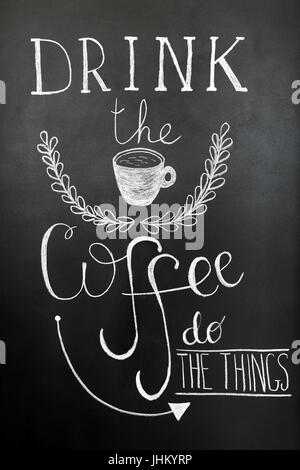 Boire le café, faire les choses. Typographie ancienne, l'art de mur imprimer. Lettrage de craie sur le tableau noir. Citation sur le café. Banque D'Images