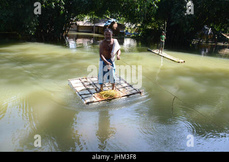 Guwahati, Inde. 14 juillet, 2017. Les villageois à l'aide de voile de voyager comme les inondations se détériore en Morigaon district de l'Assam, le vendredi, Juillet 14, 2017. Les villageois à l'aide de voile de voyager comme les inondations se détériore en Morigaon district de l'Assam, le vendredi, Juillet 14, 2017. Inondations dans le nord-est de l'Inde ont tué au moins 83 personnes et entraîné la mort de trois rares rhinocéros à une corne, au parc national de Kaziranga qui a la plus grande concentration de l'espèce. Credit : Rajib Jyoti Sarma/Pacific Press/Alamy Live News Banque D'Images