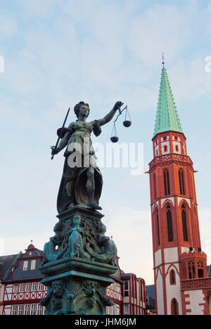 Justitia, la justice statue, et Alte Nikolaikirche, Römerberg, l'Altstadt, la vieille ville, Frankfurt am Main, Hesse, Allemagne Banque D'Images