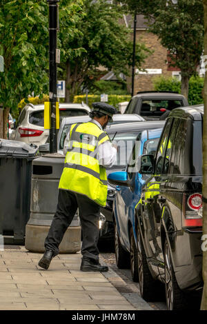 Un trafic London Borough of Ealing directrice d'émettre un billet. Londres, Angleterre, Royaume-Uni. Banque D'Images