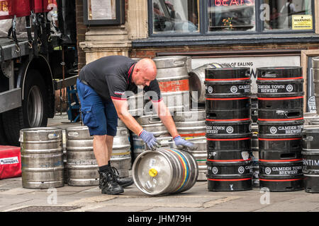 Une brasserie chauffeur de livraison, déménagement à l'extérieur d'un pub de barils de bière à Ealing Broadway, Londres W5, en Angleterre. UK. Banque D'Images