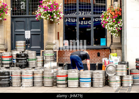 Une brasserie chauffeur de livraison, déménagement à l'extérieur d'un pub de barils de bière à Ealing Broadway, Londres W5, en Angleterre. UK. Banque D'Images