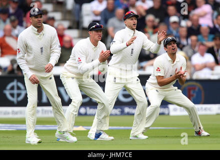 L'Angleterre (de gauche à droite) James Anderson, Joe Keaton Jennings, Racine, Alastair Cook au cours de la première journée de la deuxième test match Investec à Trent Bridge, Nottingham. Banque D'Images