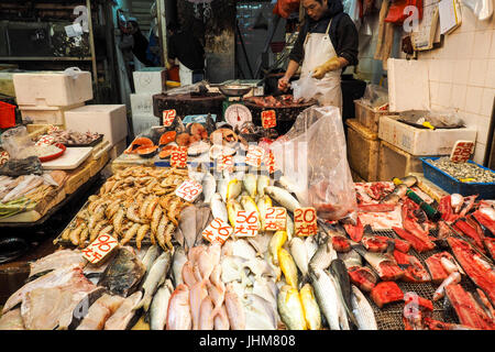 Dans la boutique poisson Bowrington Road Market sur l'île de Hong Kong. Banque D'Images