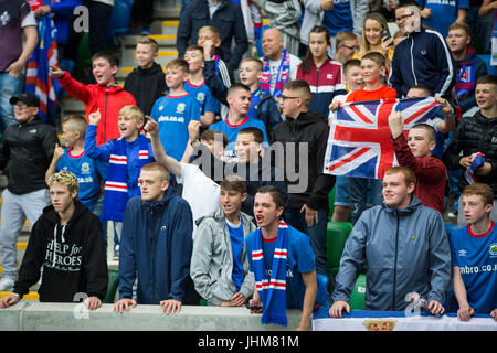 *NOTE* GESTE Linfield fans avant la Ligue des Champions, deuxième tour de qualification, premier match aller à Windsor Park, Belfast. Banque D'Images