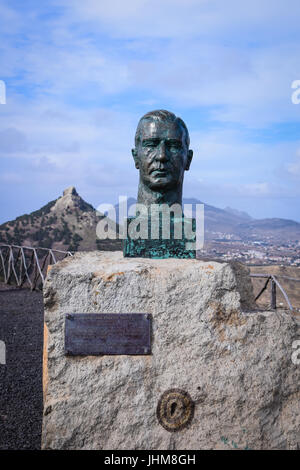 Statue en bronze de l'artiste Francisco José Paile Da Costa Maya au point de vue de Miradouro das Flores, île de Porto Santo, Madère, Portugal Banque D'Images