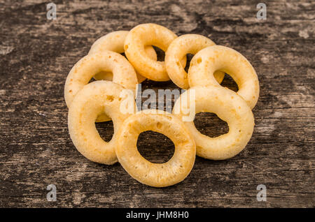 Stacked Pain Bagels, sur un fond de bois. Banque D'Images