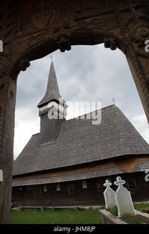 Chrétienne orthodoxe église en bois, village de Hoteni, district de mararures, Roumanie Banque D'Images