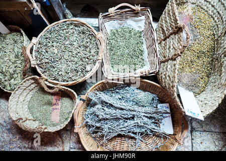 Sélection d'herbes séchées sur l'affichage dans des paniers dans un marché à Acre, Israël. Banque D'Images