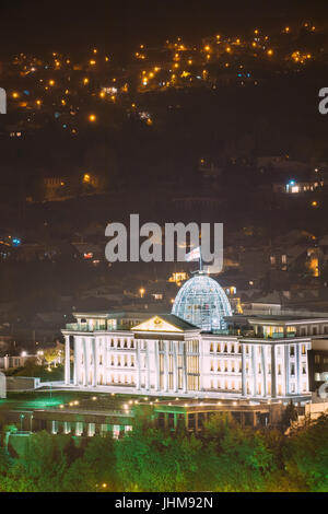 Tbilissi, Géorgie. L'Administration présidentielle, Palais Résidence Avlabari dans l'éclairage de nuit, de Uptown District Avlabari. Célèbre Monument Banque D'Images