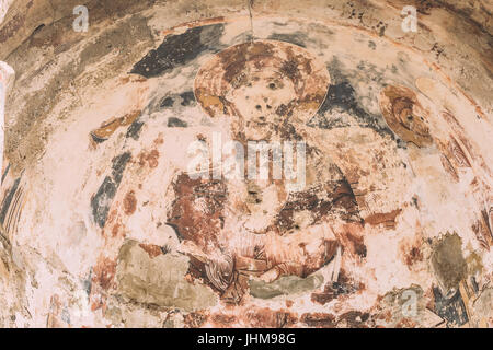 Ninotsminda Village, région de Kakheti, Géorgie. Fresques anciennes dans les murs des ruines de l'ancienne église Monastère de Saint Nino, Ninotsminda près de Sagarejo. Mon Banque D'Images