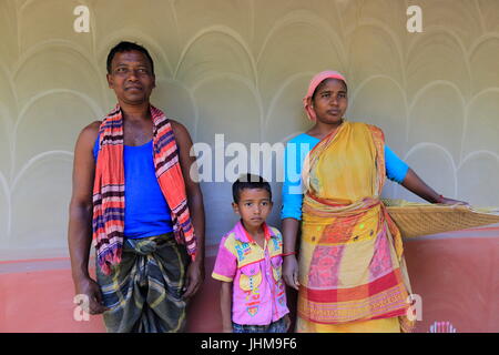 Une famille de Santal communauté autochtone se trouve en face de leur maison de terre Tikoil traditionnel village de Nachole d'upazila district Chapainawabganj o Banque D'Images