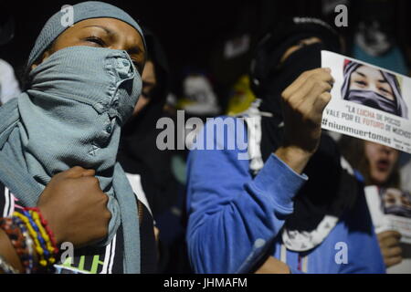 Les manifestants occupent des photo d'une personne qui a été tuée lors de manifestations contre le gouvernement de Caracas, Venezuela, le 13 juillet 2017. Ils marchent à travers les points chauds dans la ville où les manifestants ont été tués en conmemoration des victimes. Les manifestations ont été en cours pour 100 jours. Les manifestants exigent la libération de prisonniers politiques et de nouvelles élections. Plus de 90 personnes ont été tuées pendant les manifestations et des milliers ont été blessés. Photo : Manaure Quintero/dpa Banque D'Images