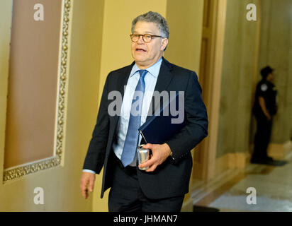 Washington, Us. Le 13 juillet, 2017. États-unis le sénateur Al Franken (démocrate du Minnesota) Promenades à la salle du Sénat dans le Capitole à Washington, DC le Jeudi, Juillet 13, 2017. Credit : Ron Sachs/CNP - AUCUN FIL SERVICE · Photo : Ron Sachs/consolidé/dpa/Alamy Live News Banque D'Images