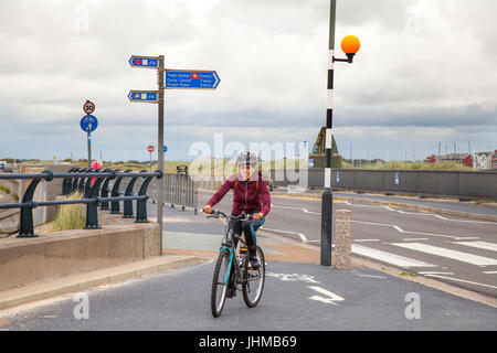 Southport, Merseyside. Météo britannique. 14 juillet, 2017. Gray de commencer la journée dans la station avec des averses de pluie et de vents de plus en plus. /AlamyLiveNews MediaWorldImages ; crédit. Banque D'Images