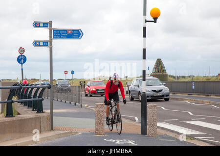 Southport, Merseyside. Météo britannique. 14 juillet, 2017. Gray de commencer la journée dans la station avec des averses de pluie et de vents de plus en plus. /AlamyLiveNews MediaWorldImages ; crédit. Banque D'Images