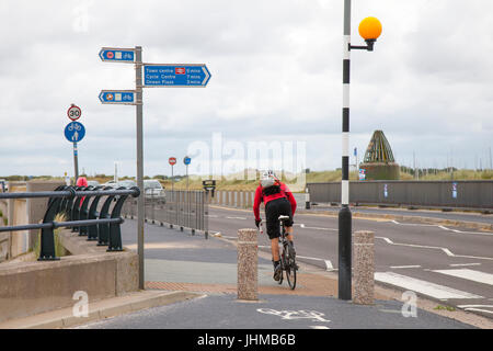 Southport, Merseyside. Météo britannique. 14 juillet, 2017. Gray de commencer la journée dans la station avec des averses de pluie et de vents de plus en plus. /AlamyLiveNews MediaWorldImages ; crédit. Banque D'Images