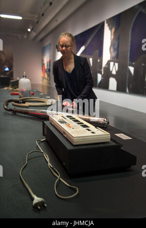 Dresde, Allemagne. 14 juillet, 2017. Inka stagiaire self-made montres instruments dans l'exposition 'génie Dilletantes. Sous-culture de la 80s à l'Est et l'Allemagne de l'Ouest' dans l'Albertinium Dans Dresden, Allemagne, 14 juillet 2017. L'exposition peut être visitée dans la Collection d'art de l'état de Dresde entre le 15 juillet et le 19 novembre 2017. Photo : Arno Burgi/dpa-Zentralbild/dpa/Alamy Live News Banque D'Images