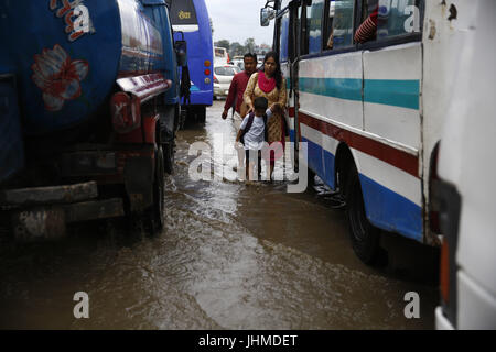 Katmandou, Népal. 14 juillet, 2017. Des proches à pied le long d'une route inondée causés par les fortes pluies et les pauvres d'égouts à Gongabu à Katmandou, Népal le vendredi, Juillet 14, 2017. Credit : Skanda Gautam/ZUMA/Alamy Fil Live News Banque D'Images