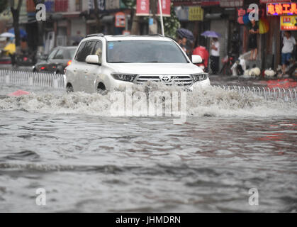 Shenyang, province de Liaoning en Chine. 14 juillet, 2017. Une voiture conduit dans une zone immergée près de City Road, dans la ville de Shenyang, capitale de la province du Liaoning en Chine du nord-est, le 14 juillet 2017. De fortes pluies ont attaqué à coup de Shenyang au cours de l'heure de pointe du soir et a causé de graves problèmes d'engorgement et de circulation dans certaines zones. Crédit : Yang Qing/Xinhua/Alamy Live News Banque D'Images