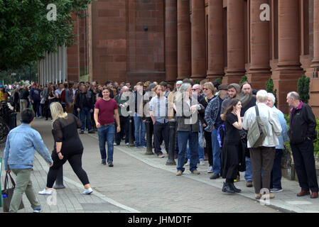 Glasgow, Ecosse, Royaume-Uni. 14 juillet. De longues queues à Glasgow pour un film comme pour les extras Casting ratisse place à la ville, Kelvin Hall. Le film basé sur Robert the Bruce a donné la préférence à la barbe si les hommes et les femmes ont besoin. La longueur de l'queie a fait du bruit à l'échelle locale et un musicien a décidé de revenir demain sur son vélo pour la deuxième journée de casting en espérant qu'il avait baissé d'ici là. Gerard crédit Ferry/Alamy news Banque D'Images