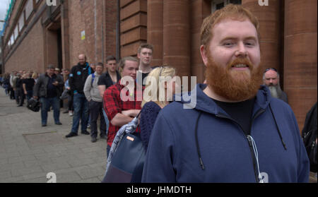 Glasgow, Ecosse, Royaume-Uni. 14 juillet. De longues queues à Glasgow pour un film comme pour les extras Casting ratisse place à la ville, Kelvin Hall. Le film basé sur Robert the Bruce a donné la préférence à la barbe si les hommes et les femmes ont besoin. La longueur de l'queie a fait du bruit à l'échelle locale et un musicien a décidé de revenir demain sur son vélo pour la deuxième journée de casting en espérant qu'il avait baissé d'ici là. Gerard crédit Ferry/Alamy news Banque D'Images