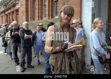 Glasgow, Ecosse, Royaume-Uni. 14 juillet. De longues queues à Glasgow pour un film comme pour les extras Casting ratisse place à la ville, Kelvin Hall. Le film basé sur Robert the Bruce a donné la préférence à la barbe si les hommes et les femmes ont besoin. La longueur de l'queie a fait du bruit à l'échelle locale et un musicien a décidé de revenir demain sur son vélo pour la deuxième journée de casting en espérant qu'il avait baissé d'ici là. Gerard crédit Ferry/Alamy news Banque D'Images