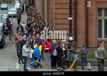 Glasgow, Ecosse, Royaume-Uni. 14 juillet. De longues queues à Glasgow pour un film comme pour les extras Casting ratisse place à la ville, Kelvin Hall. Le film basé sur Robert the Bruce a donné la préférence à la barbe si les hommes et les femmes ont besoin. La longueur de l'queie a fait du bruit à l'échelle locale et un musicien a décidé de revenir demain sur son vélo pour la deuxième journée de casting en espérant qu'il avait baissé d'ici là. Gerard crédit Ferry/Alamy news Banque D'Images