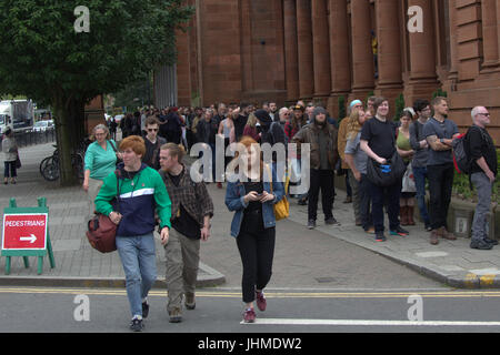 Glasgow, Ecosse, Royaume-Uni. 14 juillet. De longues queues à Glasgow pour un film comme pour les extras Casting ratisse place à la ville, Kelvin Hall. Le film basé sur Robert the Bruce a donné la préférence à la barbe si les hommes et les femmes ont besoin. La longueur de l'queie a fait du bruit à l'échelle locale et un musicien a décidé de revenir demain sur son vélo pour la deuxième journée de casting en espérant qu'il avait baissé d'ici là. Gerard crédit Ferry/Alamy news Banque D'Images