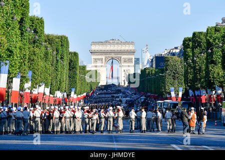 Paris, France. 14 juillet, 2017. Les participants se rassemblent sur les Champs-elysées avant la parade militaire annuelle le jour de la Bastille à Paris, France, le 14 juillet 2017. Crédit : Chen Yichen/Xinhua/Alamy Live News Banque D'Images